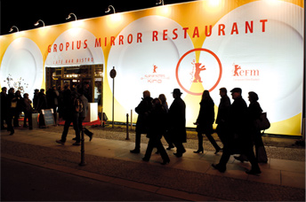 Direkt am Potsdamer Platz entsteht jedes Jahr während der Berlinale das Spiegelzelt des Gropius Mirror Restaurants, das jeden Tag zahlreiche Gäste anlockt. Foto: Mirjam Siefert